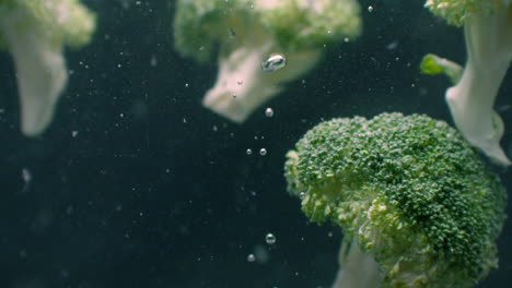 Brócoli-Bajo-El-Agua-Con-Burbujas-De-Aire-Y-En-Cámara-Lenta.-Producto-Vegetariano-Saludable,-Fresco-Y-Jugoso.